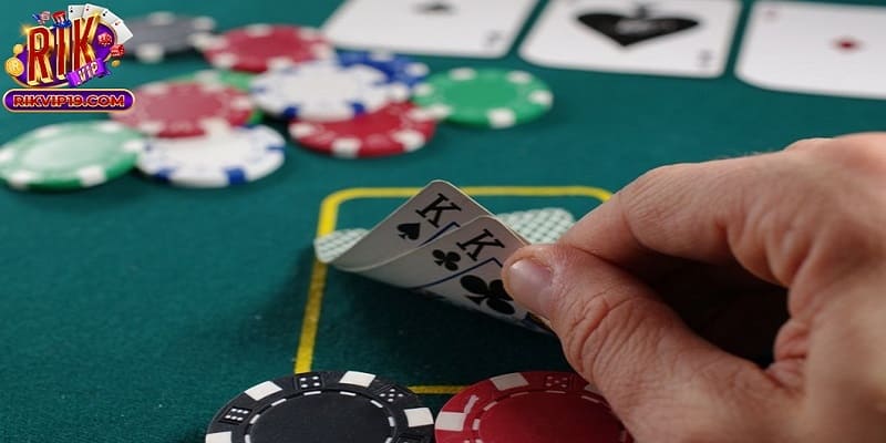 Kiểm soát cảm xúc khi chơi cách chơi Poker trên dưới